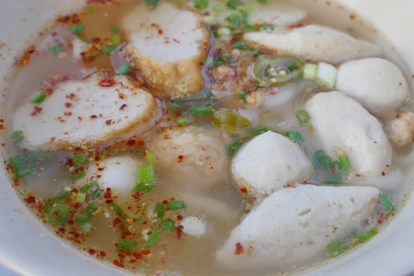 Pikantny makaron zupy z fishball — Zdjęcie stockowe