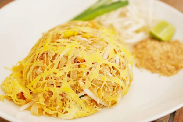 Macarrão frito tailandês ou almofada tailandesa — Fotografia de Stock