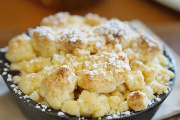 vanilyalı kek üzerine krema ile