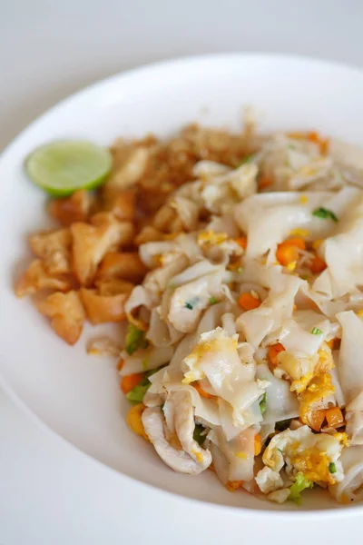 Macarrão frito, wok fritar asiático comida de rua — Fotografia de Stock