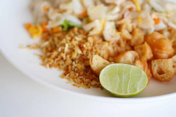 Macarrão frito, wok fritar asiático comida de rua — Fotografia de Stock