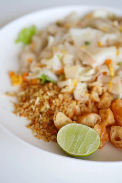 Macarrão frito, wok fritar asiático comida de rua — Fotografia de Stock