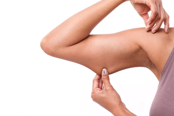 Mão da mulher segurando gordura excessiva do braço, isolado — Fotografia de Stock