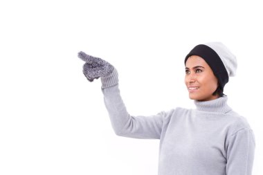 Sonbahar ya da kış kıyafeti, işaret eden kadın