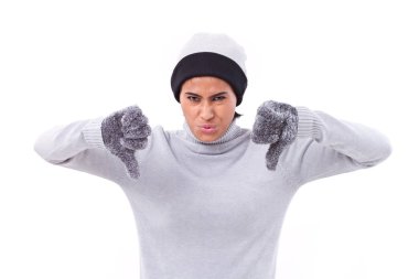 iki başparmak aşağı hareket veren kadın