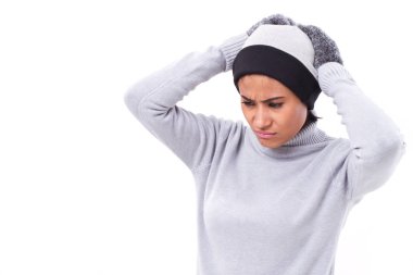 Kadın baş ağrısı acı vurguladı