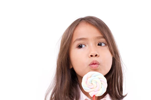 Παιχνιδιάρικο χαριτωμένο κοριτσάκι με γλυκό marshmallow πολύχρωμο — Φωτογραφία Αρχείου
