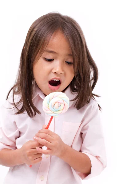 Schattig klein meisje marshmallow zoete snoep eten — Stockfoto