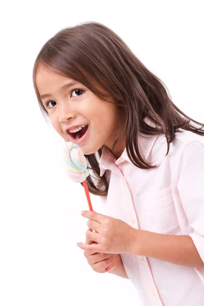 Feliz, sonriente linda niña comiendo caramelo dulce malvavisco —  Fotos de Stock