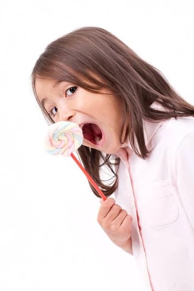 Étkezési marshmallow édes cukorka aranyos kislány — Stock Fotó