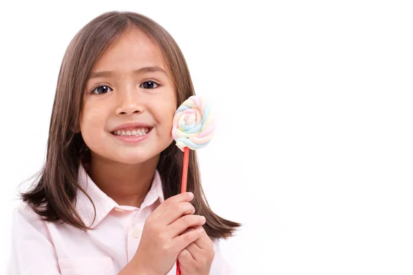 Juguetona linda niña posando con dulce pastel color malvavisco —  Fotos de Stock