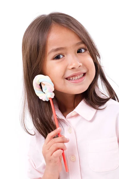 Juguetona linda niña posando con dulce pastel color malvavisco —  Fotos de Stock
