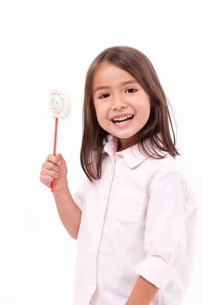 Boldog, mosolygós aranyos kislány eszik marshmallow édes candy — Stock Fotó