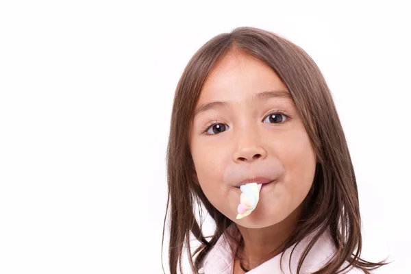 Játékos, boldog, mosolygós aranyos kislány eszik pillecukor — Stock Fotó