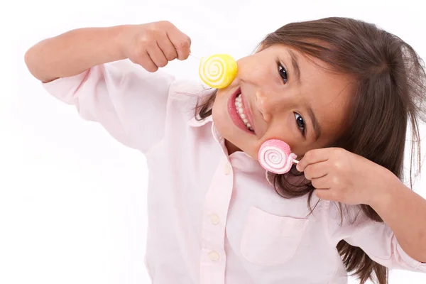 Linda niña jugando, comer azúcar jalea dulce caramelo —  Fotos de Stock