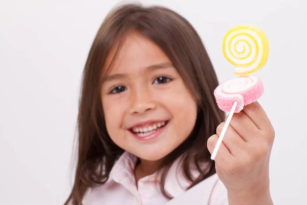 Aranyos kislány, játszik, eszik cukrot zselés édes candy — Stock Fotó
