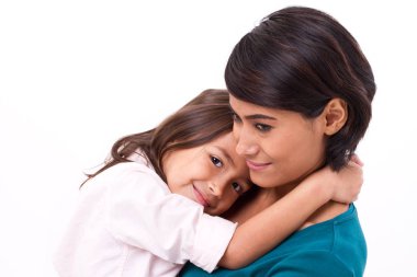 küçük kızının annesi, mutlu bir aile veya aşk kavramı sarılma