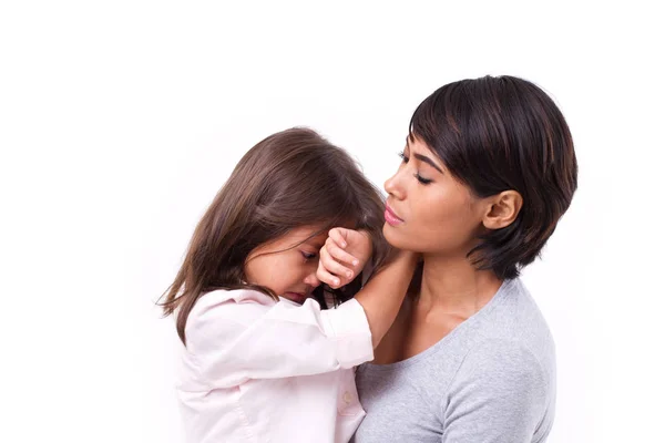 泣いている娘、家族問題の解決策を慰める母 — ストック写真