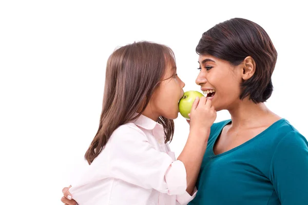 Szczęśliwa rodzina, matka i córka z raw ekologiczne zielone jabłuszko — Zdjęcie stockowe