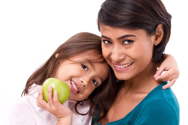 幸せな家庭、母と生有機青リンゴ娘 — ストック写真