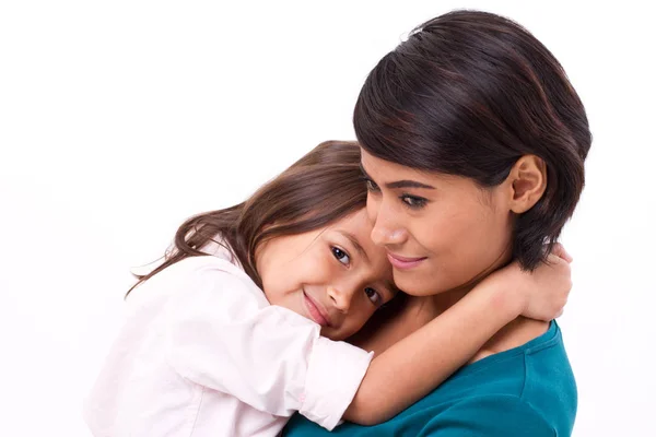 Dochtertje knuffelen van haar moeder, concept van gelukkige familie of liefde — Stockfoto
