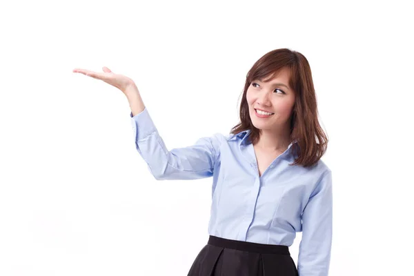 Executivo mulher de negócios apresentando ou apontando a mão para cima — Fotografia de Stock