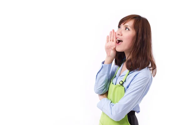 Mujer feliz y sonriente con delantal gritando, hablando, comunicándose — Foto de Stock