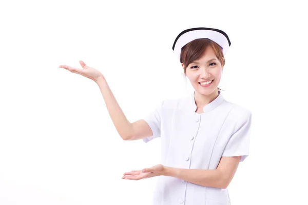 Enfermera apuntando de la mano al espacio en blanco, estudio aislado — Foto de Stock
