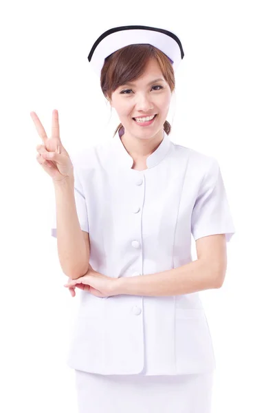 Szczęśliwy azjatyckich pielęgniarka skierowaną w górę 2 palce, zwycięstwo ręka znak — Zdjęcie stockowe
