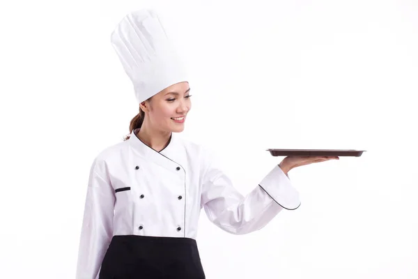 Feliz, sorrindo, chef feminino positivo apontando bandeja de comida em branco — Fotografia de Stock