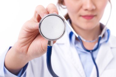 Kendine güvenen kadın doktorun el stetoskop tutarak