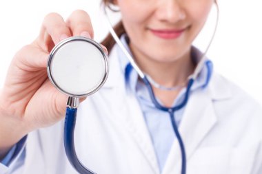 Kendine güvenen, mutlu, pozitif kadın doktor el stetoskop tutarak