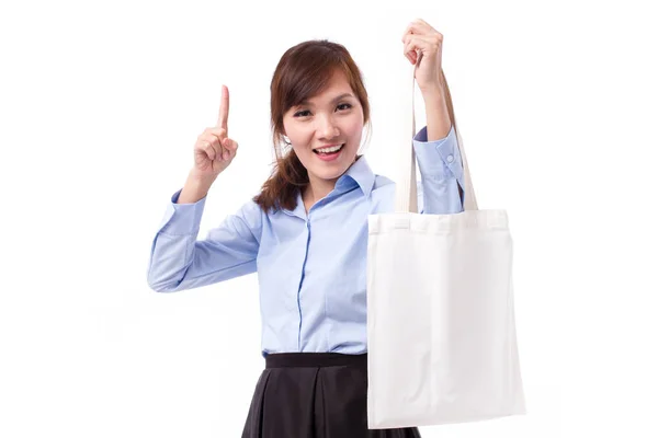 Mutlu kadın 1 numaralı el hareketi vererek yeniden kullanılabilir pamuk çanta taşıyor — Stok fotoğraf