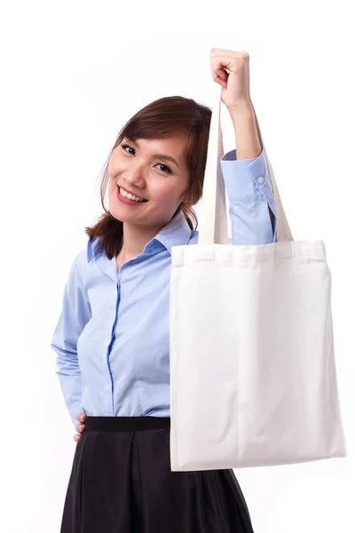 Mutlu, gülümseyen Asyalı kadın yeniden kullanılabilir pamuk çanta taşıyor — Stok fotoğraf
