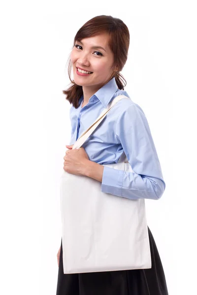 Mutlu, gülümseyen Asyalı kadın yeniden kullanılabilir pamuk çanta taşıyor — Stok fotoğraf