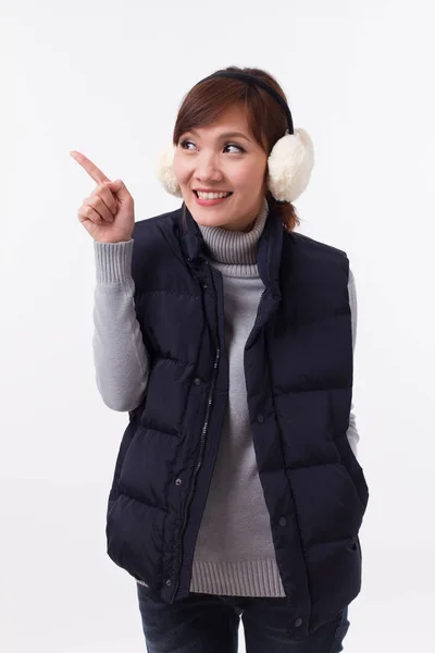 Feliz, sorrindo, positivo asiático mulher apontando e olhando para cima, no outono ou inverno estilo — Fotografia de Stock