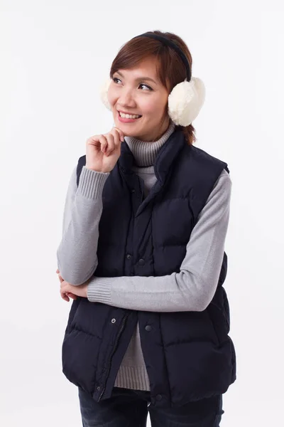 Feliz, sorrindo, mulher asiática positiva olhando para cima, no outono ou vestido de inverno com auriculares — Fotografia de Stock