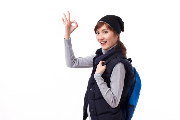 Šťastná, usměvavá žena cestovatele dává značka ok ruky — Stock fotografie