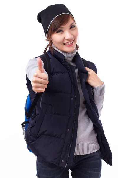 Feliz, sorrindo viajante mulher dando polegar para cima — Fotografia de Stock