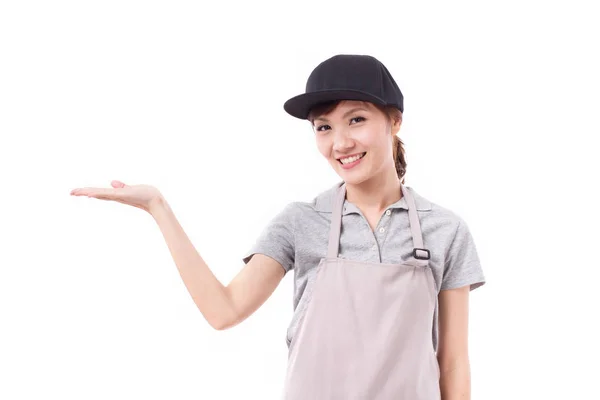 Ευτυχισμένη, χαμογελαστή γυναίκα εργαζόμενος παρουσιάζει, τοποθετώντας το χέρι κενό διάστημα — Φωτογραφία Αρχείου