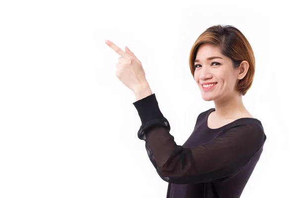 Femme heureuse pointant la main et le doigt jusqu'à l'espace vide, studio isolé — Photo