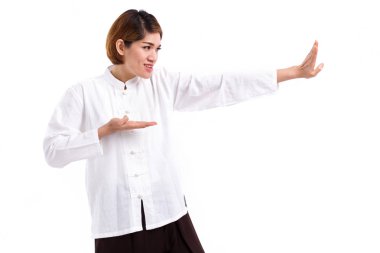 etkin, güçlü, kendine güvenen Asyalı kadın pratik Kung-Fu ya da tai chi quan