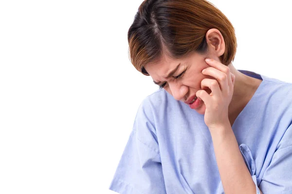 Mujer que sufre de dolor de muelas, caries o sensibilidad — Foto de Stock