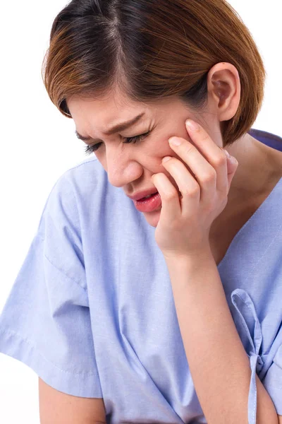 Mujer que sufre de dolor de muelas, caries o sensibilidad — Foto de Stock