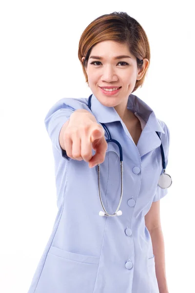 Fröhliche, lächelnde, positive Krankenschwester, die auf dich zeigt — Stockfoto
