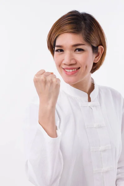 Mulher kungfu feliz, forte, confiante, auto-defesa e conceito de artes marciais chinesas — Fotografia de Stock