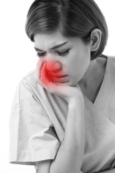 Mujer que sufre de dolor de muelas, caries o sensibilidad —  Fotos de Stock