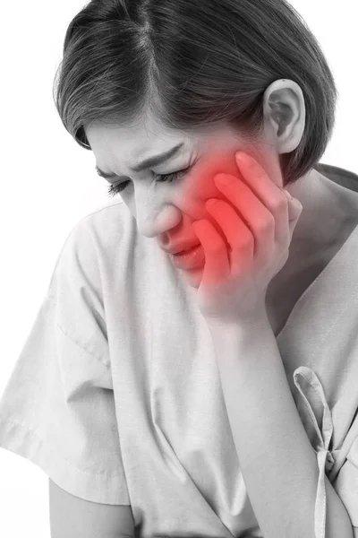 Mujer que sufre de dolor de muelas, caries o sensibilidad — Foto de Stock