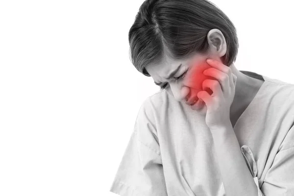 Женщина, страдающая от зубной боли, кариеса или чувствительности — стоковое фото