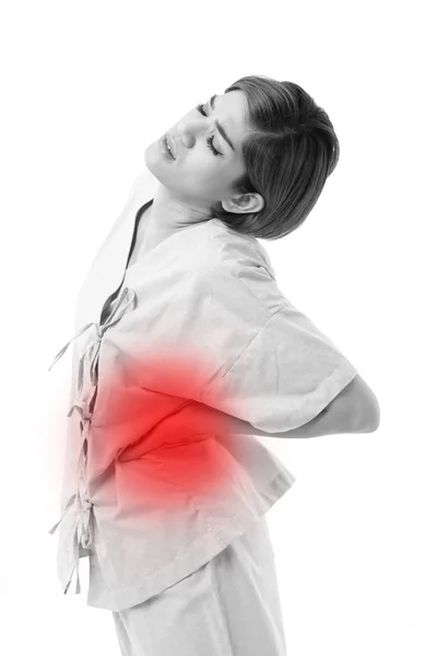Frau leidet an Rückenschmerzen, Wirbelsäulen- oder Rückenmuskelverletzungen — Stockfoto